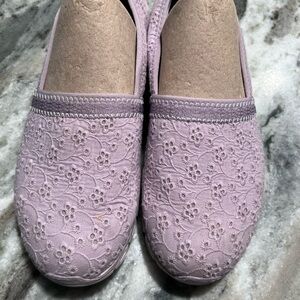 Sketchers Lavender slide on’s. Size 10